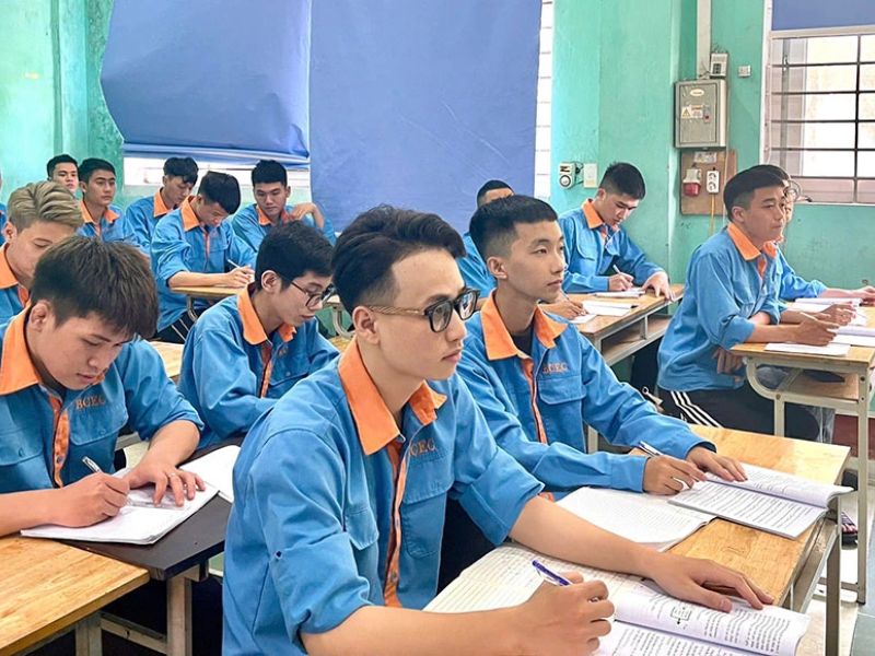 So sánh chi tiết giá trị bằng trung cấp và bằng tốt nghiệp THPT